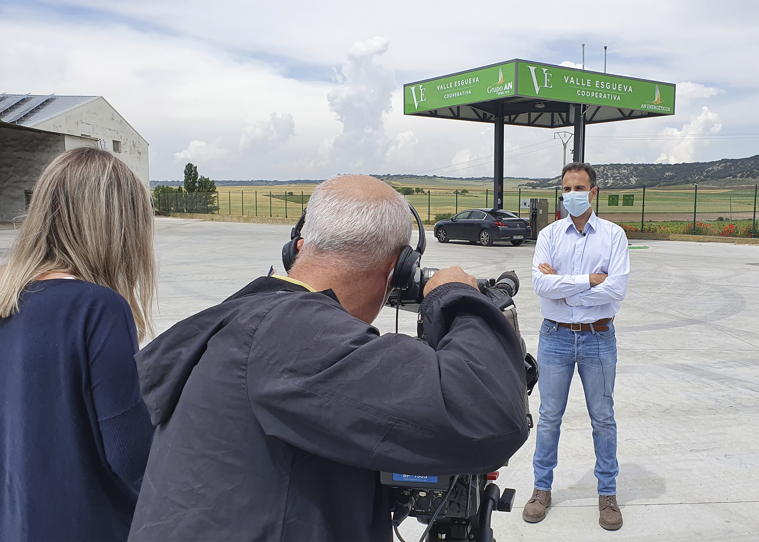 Óscar Castañeda, delegado de Carburantes del Grupo AN en Castilla y León, con el equipo del programa Surcos en la gasolinera de la cooperativa Valle de Esgueva